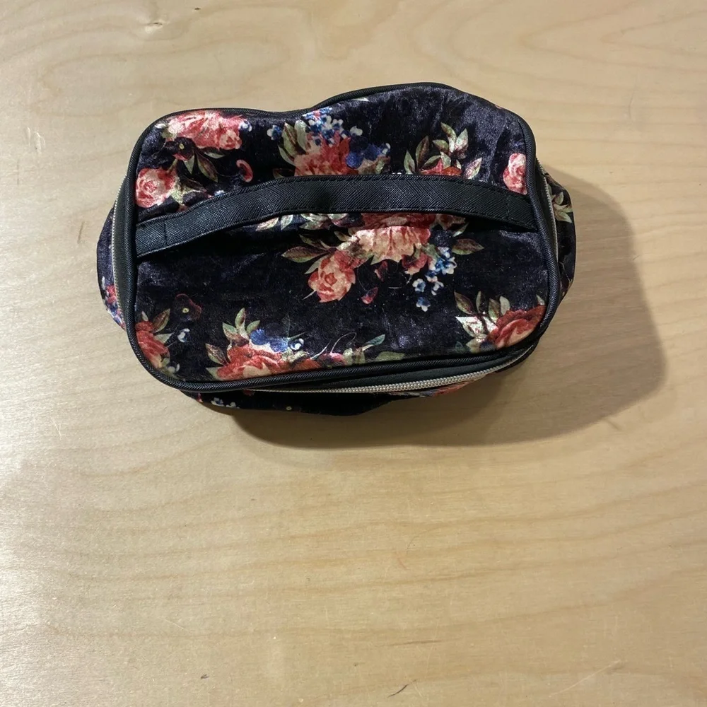 Under One Sky Floral Velvet Women's Cosmetic Bag (MG)